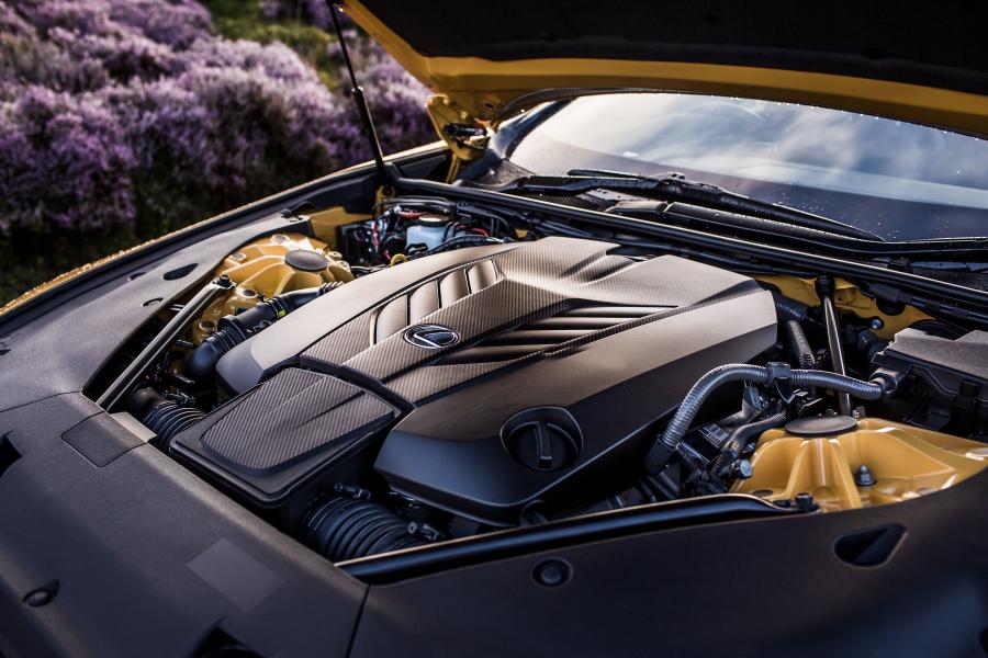 Моторный отсек Lexus LC500 2017 года  (UK) (фото 7 из 40)